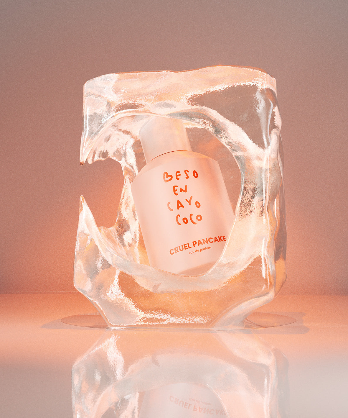 Flacon Eau de parfum Beso en Cayo Coco dans un bloc de glace transparent sur fond rosé - parfum gourmand vanille caramel salé coco