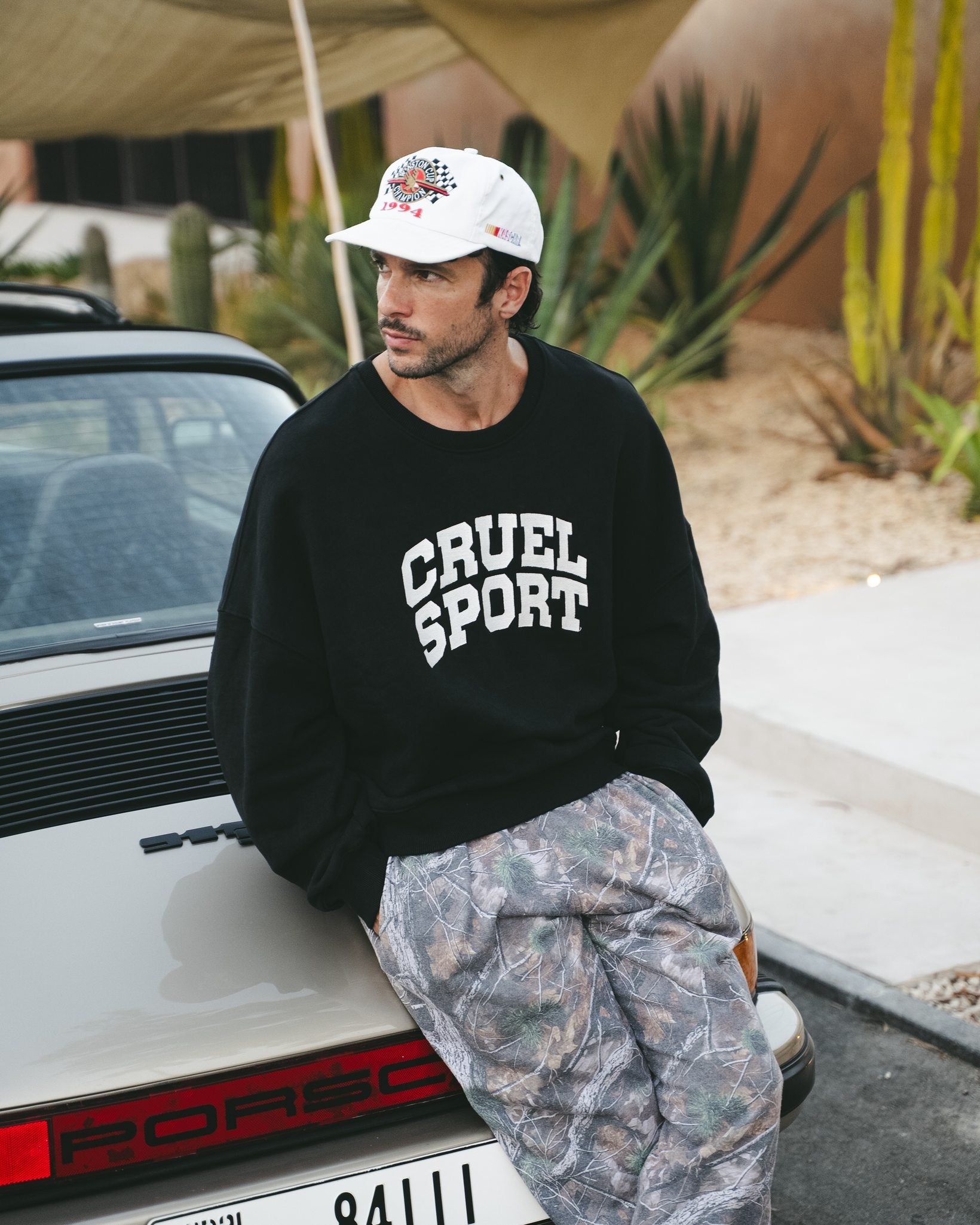 Sweat noir Cruel Pancake Cruel Sport Black Edition crewneck oversize coton — porté homme studio look streetwear hiver