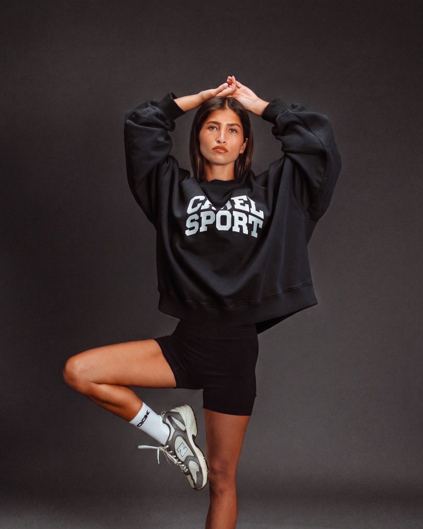 Sweat noir Cruel Pancake Cruel Sport Black Edition crewneck oversize coton — porté femme look streetwear oversize