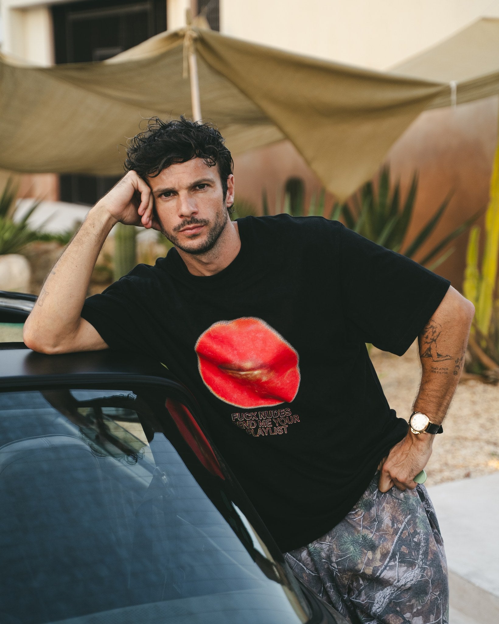 T-shirt noir Cruel Pancake Just Kiss Me Black Edition oversize coton — porté homme studio détail sérigraphie poitrine