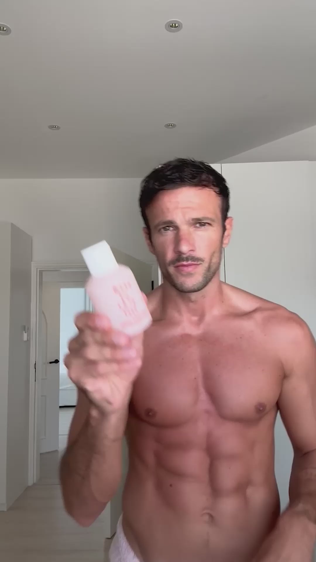 Cliente Cruel Pancake teste le parfum Beso en Cayo Coco - signature olfactive unisexe