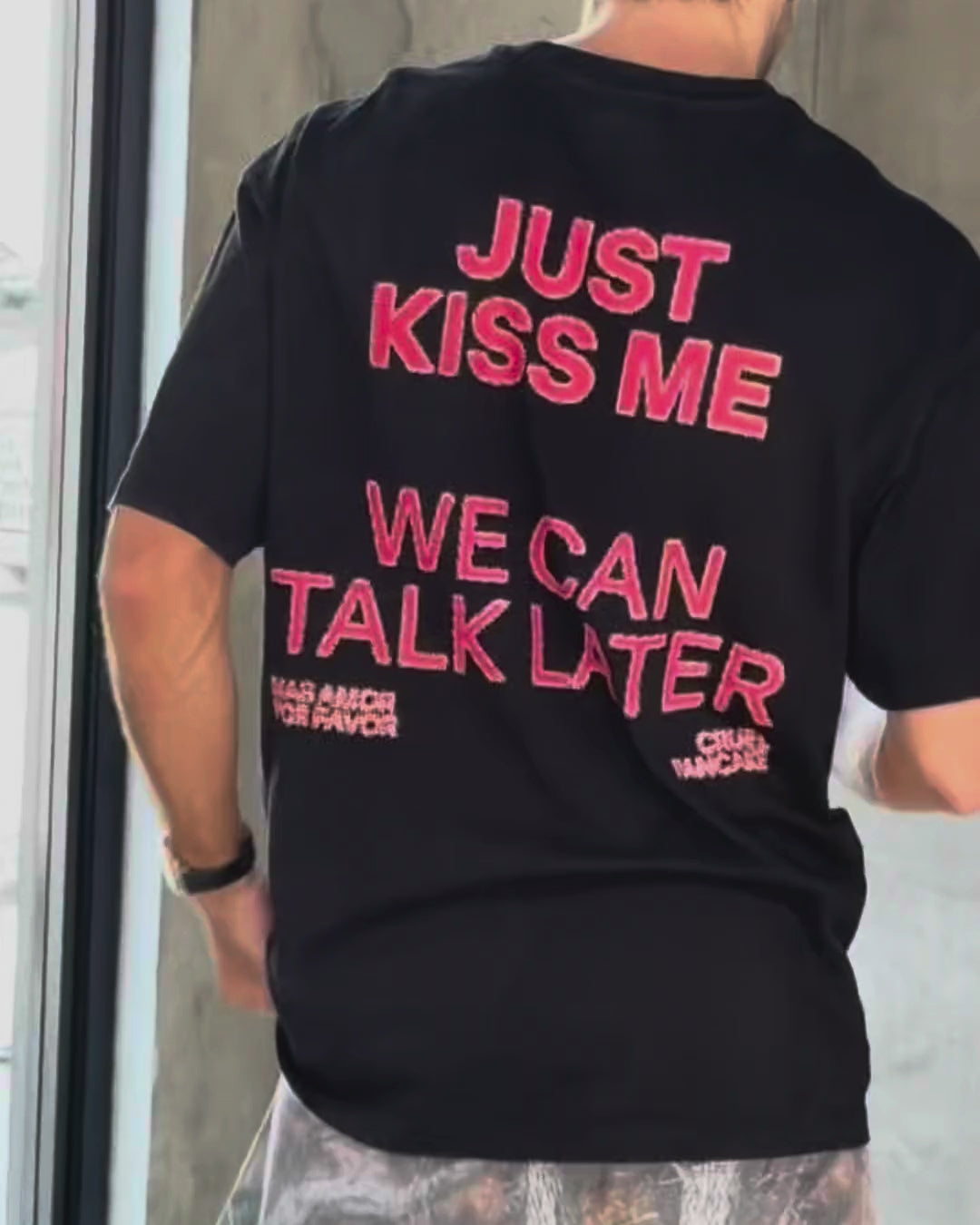 T-shirt noir Cruel Pancake Just Kiss Me Black Edition oversize — vidéo produit porté homme look streetwear, sérigraphie poitrine et dos, coupe oversize 100% coton 220gsm