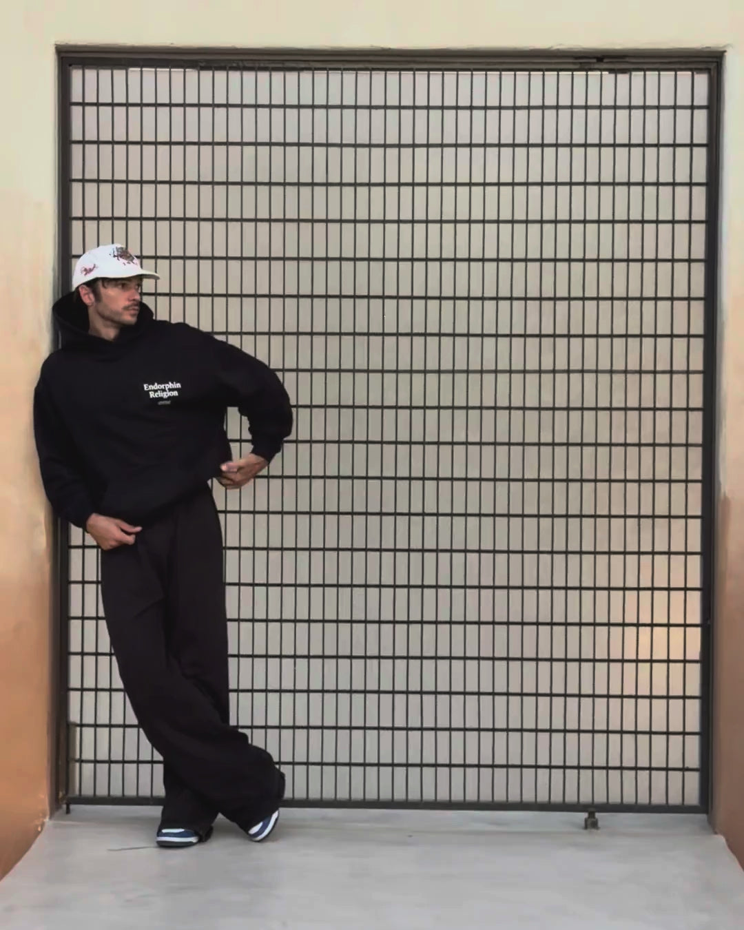 Hoodie noir Cruel Pancake Endorphin Religion Black Edition oversize — vidéo lifestyle porté détail sérigraphie